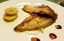 香煎比目鱼配焦糖香蕉佐酸奶油汁