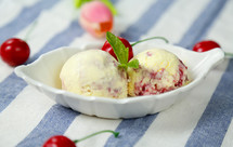 香草酸奶油樱桃冰淇淋