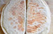 韭菜鸡蛋虾皮馅饼，火烧塌饼菜饼半圆形，全麦面粉菠菜粉条