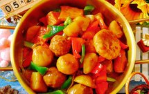 两碗饭打底的「酱烧土豆火锅丸子