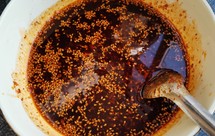 用辣椒面做的家庭自制万能辣椒油-简易版！贼香