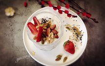 草莓牛奶坚果燕麦杯
