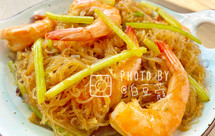 教你用平底锅做超香的粉丝虾煲，一盘根本不够吃