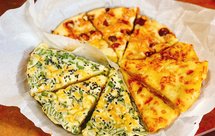 【亲子烘培、消耗糯米粉】免手揉无泡打粉三拼葡萄干芝士、桂圆干芝士、咸味香葱芝麻芝士烤年糕被女儿称之为糯米粉披萨零难度零基础外酥里糯有嚼劲网红粑粑糕