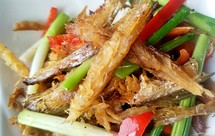 焖小鱼干（塔吉锅）