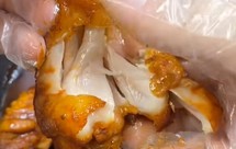 大口吃肉连吃三个-电饭煲烤鸡腿