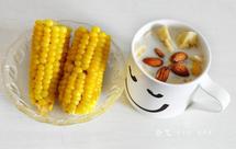 美好早餐—玉米、牛奶泡水果、燕麦片