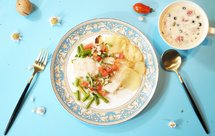 精致早餐：香煎龙利鱼配牛奶莓果燕麦片