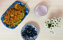 #懒人孕期减脂控糖食谱# 早餐：胡萝卜丝辣椒香菇炒鸡蛋+牛奶黑白燕麦片