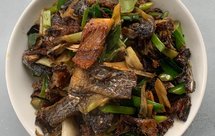 罗非鱼干炒蒜苗/风干鱼+海鱼