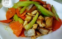 【慧~清新小厨房】鱼干鸡肉胡萝卜芹菜，来个美味的邂逅!