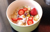 自制好吃又营养的代餐酸奶燕麦片