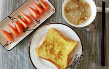 营养快速早餐（鸡蛋土司片、核桃燕麦、西红柿）