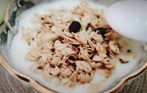 牛油果酸奶燕麦片