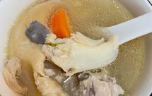 玉米红萝卜响螺花胶炖鸡汤