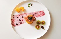 煎鹅肝佐蓝莓柚子醋汁和鱼子酱