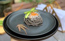 鱼子酱拌酸辣蕨根粉