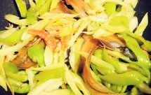 西芹炒龙利鱼干