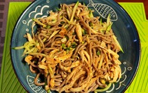 黑全麦面粉鸡丝凉面