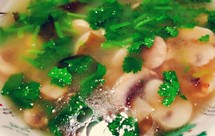 平菇裙带香莱虾皮汤一裙带含钙是牛奶10倍一味鲜汤