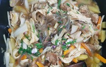 五花肉和（肉丸子）炖白菜土豆粉条