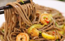 虾仁酸辣荞麦面