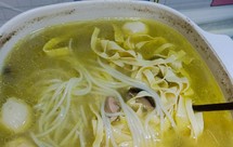 鸡汤米线配海鲜丸子