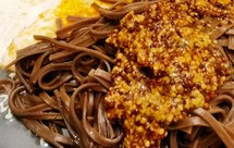 粗粒芥末酱鸡蛋荞麦面