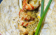 淄博烧烤的小饼卷龙虾