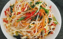 豆芽的百种吃法之凉拌菠菜胡萝卜粉条