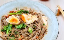 减脂餐：酸汤菜苔荞麦面卧荷包蛋