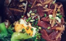 糙米腊肠煲仔饭