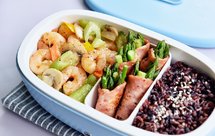 东菱免注水加热便当盒#减脂增肌之三色糙米饭、培根芦笋卷、西芹口蘑虾仁便当