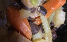 1珥菜胡萝卜土豆炖排骨、2油炸小黄鱼/鳕鱼、3黄豆嘴儿猪肉炒豆角/4黄瓜洋葱胡萝卜炒虾仁/5加了巧克力饼干碎的发面饼