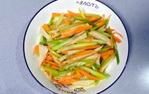 【孕妇食谱】鱼饼炒西芹，清淡脆爽、营养丰富～