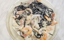 奶油蘑菇海虾墨鱼汁意面