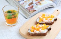 水果奶酪开放式三明治