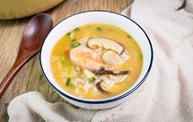 热乎乎的北极虾蘑菇汤饭