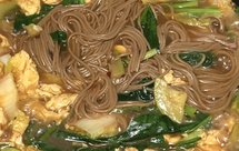 鸡蛋杂蔬荞麦面