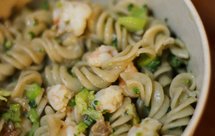 洋葱虾仁炒牡蛎紫菜扭扭面