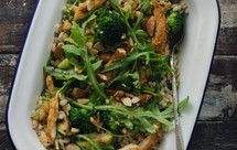 珍珠大麦沙拉佐突尼斯辣鸡肉