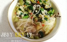 芸豆肉沫蛤蜊面~~面条好卤，疏菜海鲜的最佳搭档，营养又鲜美