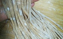 手工高粱面面条