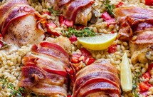 培根包鸡腿配大麦饭（Bacon-Wrapped Chicken Thighs）