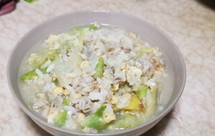 鸡蛋包菜大麦粥