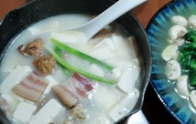 河蚌咸肉豆腐汤