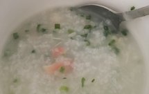 寒冷早晨的温暖干贝粥