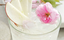 蜂蜜樱花嘎啦果气泡饮