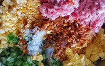 鸡蛋，玉米，黄瓜，葱，野生淡水虾干猪牛肉饺子