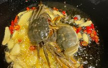 吮手指的香辣大闸蟹